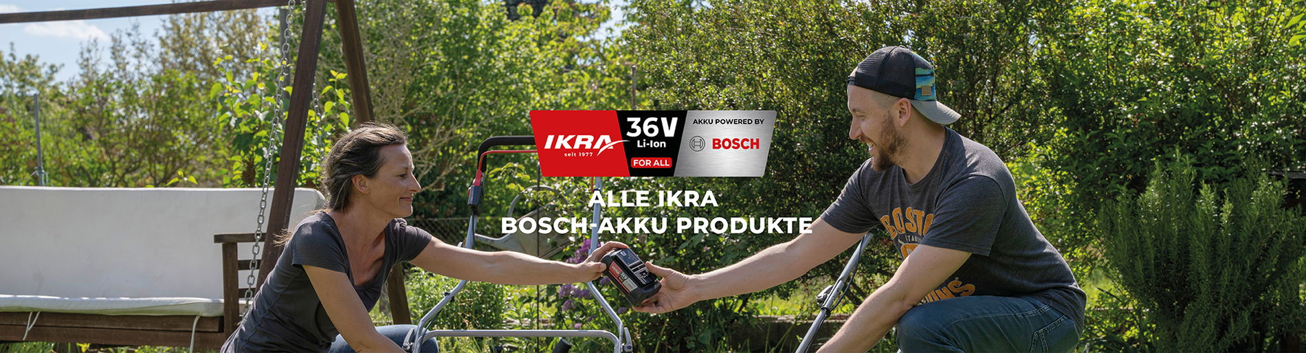 Frau gibt Mann den Akku von Bosch 
